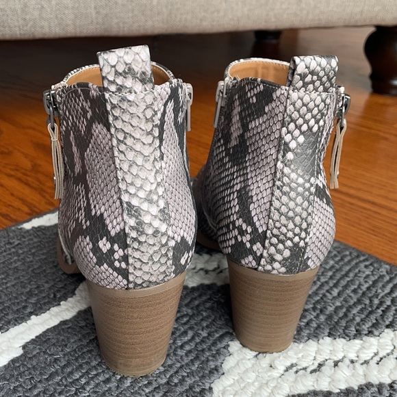 UNIVERSAL THREAD booties - Picture 3 of 6